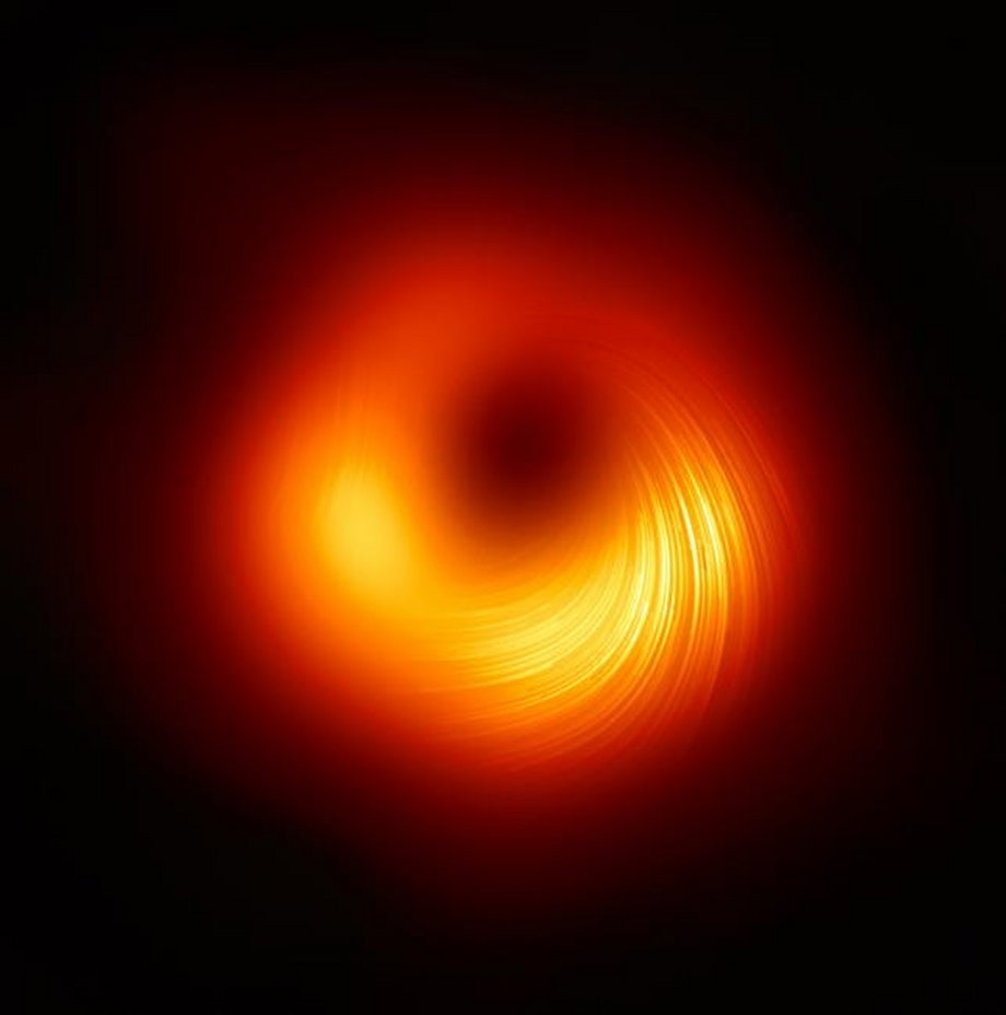 Supermasywna czarna dziura Messiera 87 sfotografowana w świetle spolaryzowanym.