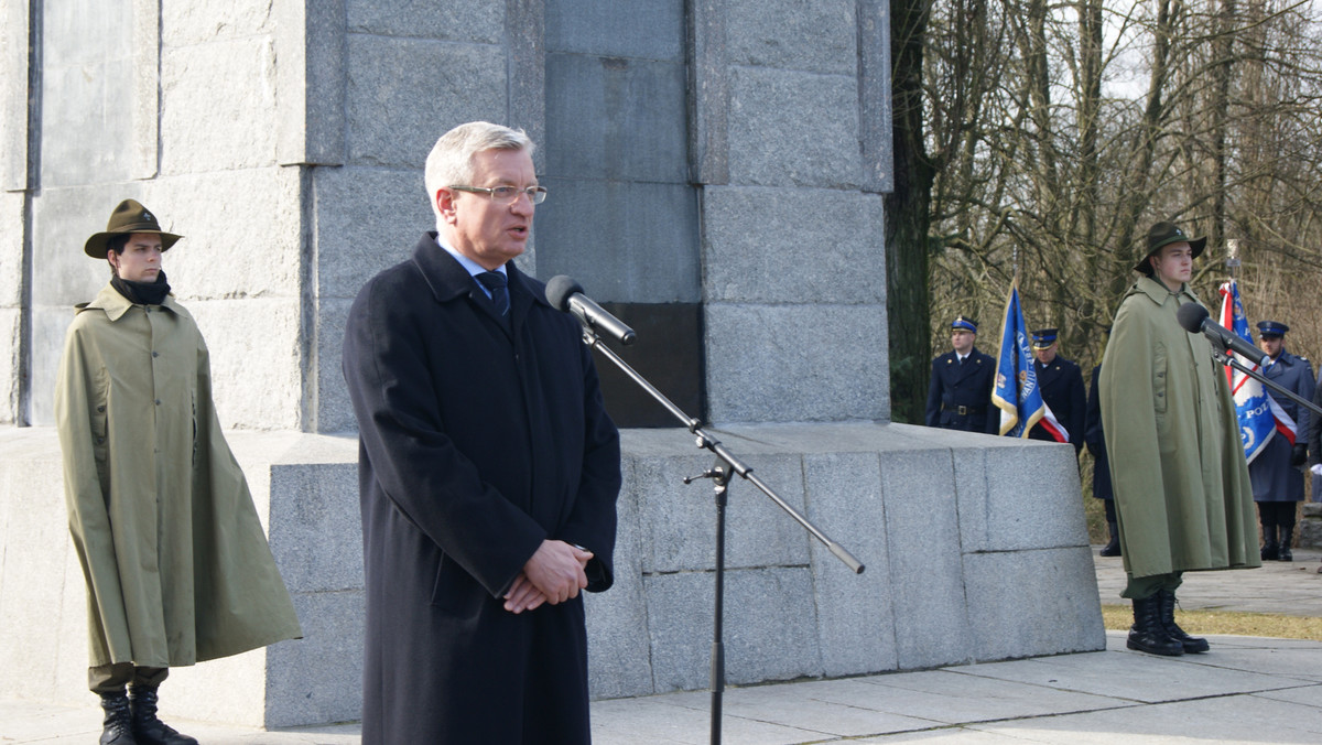 - Spójrzmy na to z dystansem. Łatwo jest pisać historię na nowo. Tamte czasy były wyjątkowo trudne i dokonywanie prostych ocen jest niesprawiedliwe dla tych, którzy wtedy zginęli - mówił Jacek Jaśkowiak podczas uroczystości 72. rocznicy wyzwolenia miasta spod okupacji niemieckiej, które odbyły się dzisiaj na poznańskiej Cytadeli, czyli Forcie Winiary. Był to ostatni punkt oporu Niemców w stolicy Wielkopolski.