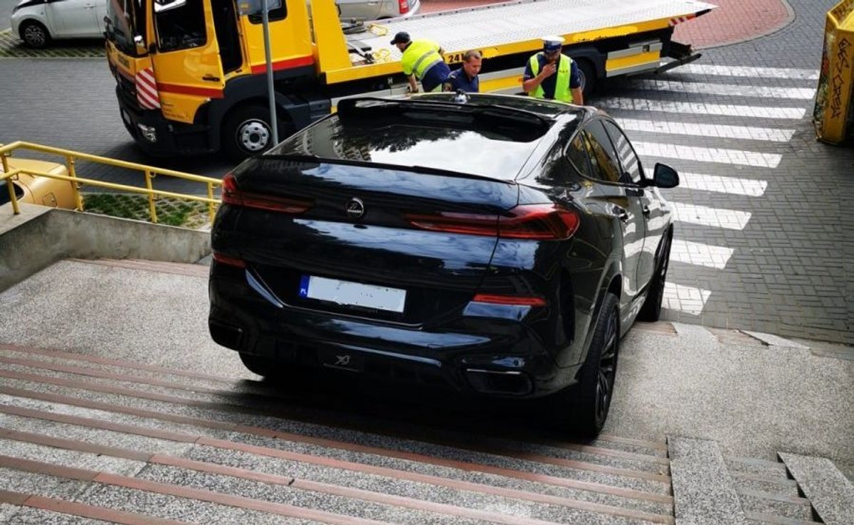 BMW utknęło na schodach