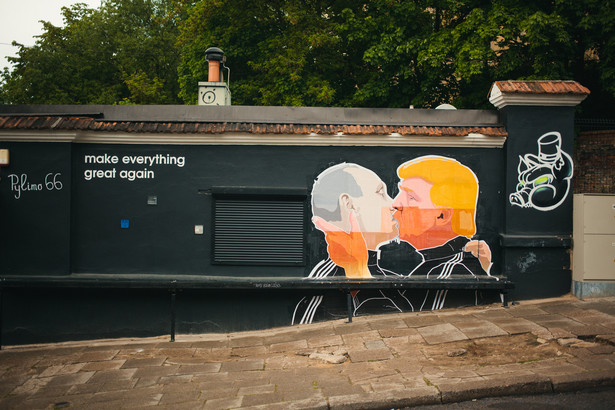 Pocałunek Władimira Putina i Donalda Trumpa – taki mural można zobaczyć na jednej z ulic Wilna ArtursD / Shutterstock.com