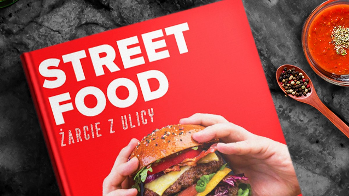 Po czym poznać dobry street food? Jak to się stało, że jedzenie z ulicy zaczęło wyznaczać kulinarne trendy na całym świecie? Co warto zjeść podróżując po światowych metropoliach i jak to potem ugotować w domu? Jedzenie stało się tak samo istotnym tematem, jak kino czy nawet polityka. Podróżujemy w poszukiwaniu nowych smaków, ale także nigdzie się nie ruszając poprzez smak poznajemy inne kultury. Dostępność najbardziej egzotycznych potraw i składników zawdzięczamy właśnie street foodowi.