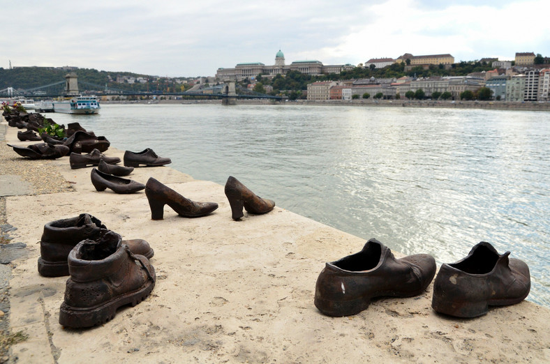 Węgierski pomnik "Buty na brzegu Dunaju", upamiętniający ofiary Holokaustu.