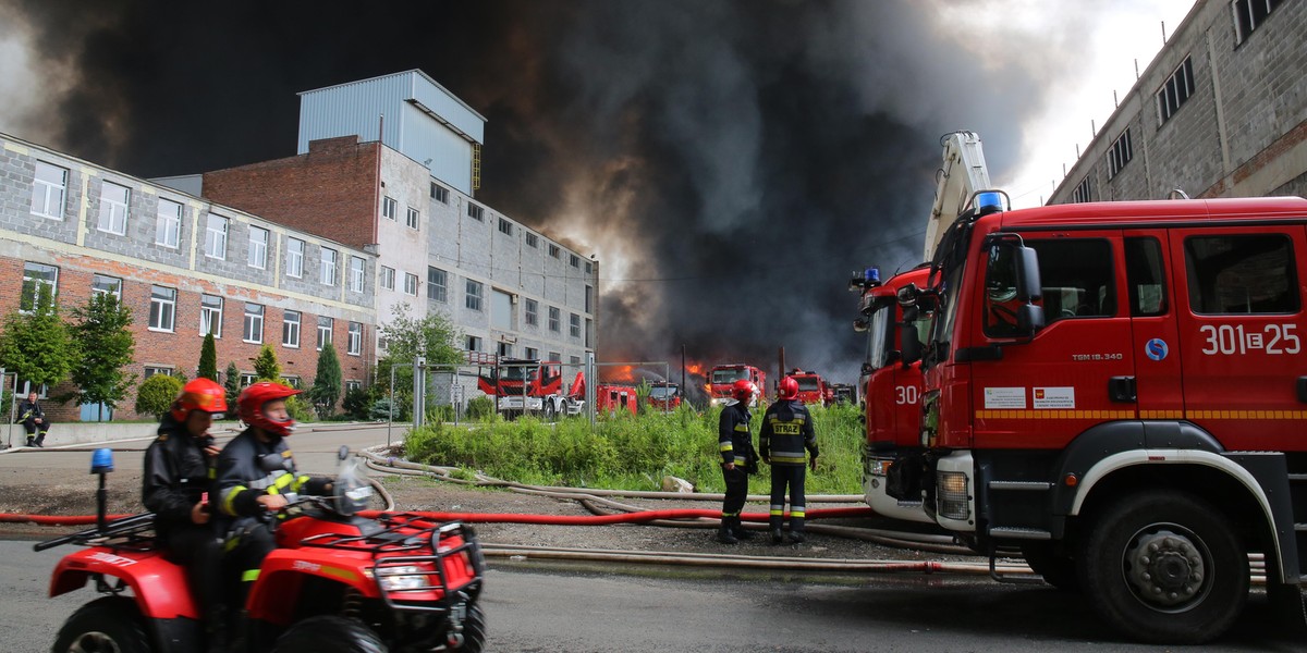 Ostrzeżenie dla mieszkańców po pożarze składowiska w Zgierzu