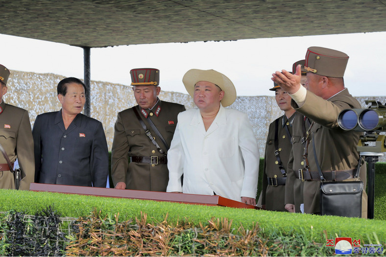 Kim Dzong Un kontroluje ćwiczenia wojskowe w nieujawnionym miejscu w Korei Północnej