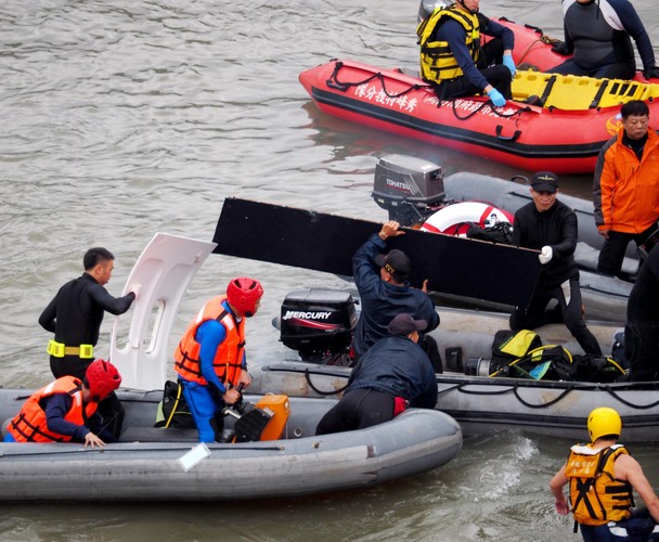 Ekipy ratunkowe na miejscu katastrofy