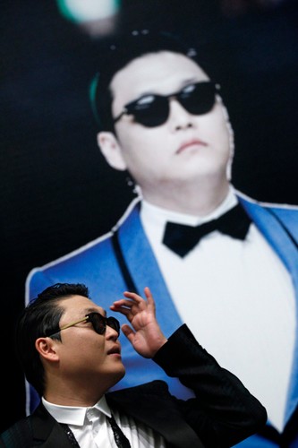 PSY podczas koncertu w Singapurze