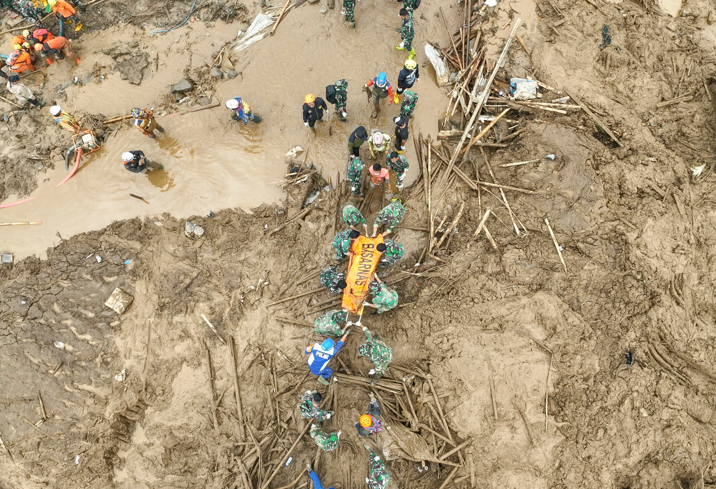 34 zabitych, 32 zaginionych po osunięciu ziemi w Indonezji