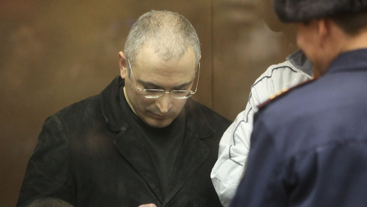 Organizacja Amnesty International zaapelowała w poniedziałek do sądu w Moskwie o rewizję wyroku skazującego dla byłego szefa koncernu naftowego Jukos Michaiła Chodorkowskiego i jego partnera biznesowego Płatona Lebiediewa.