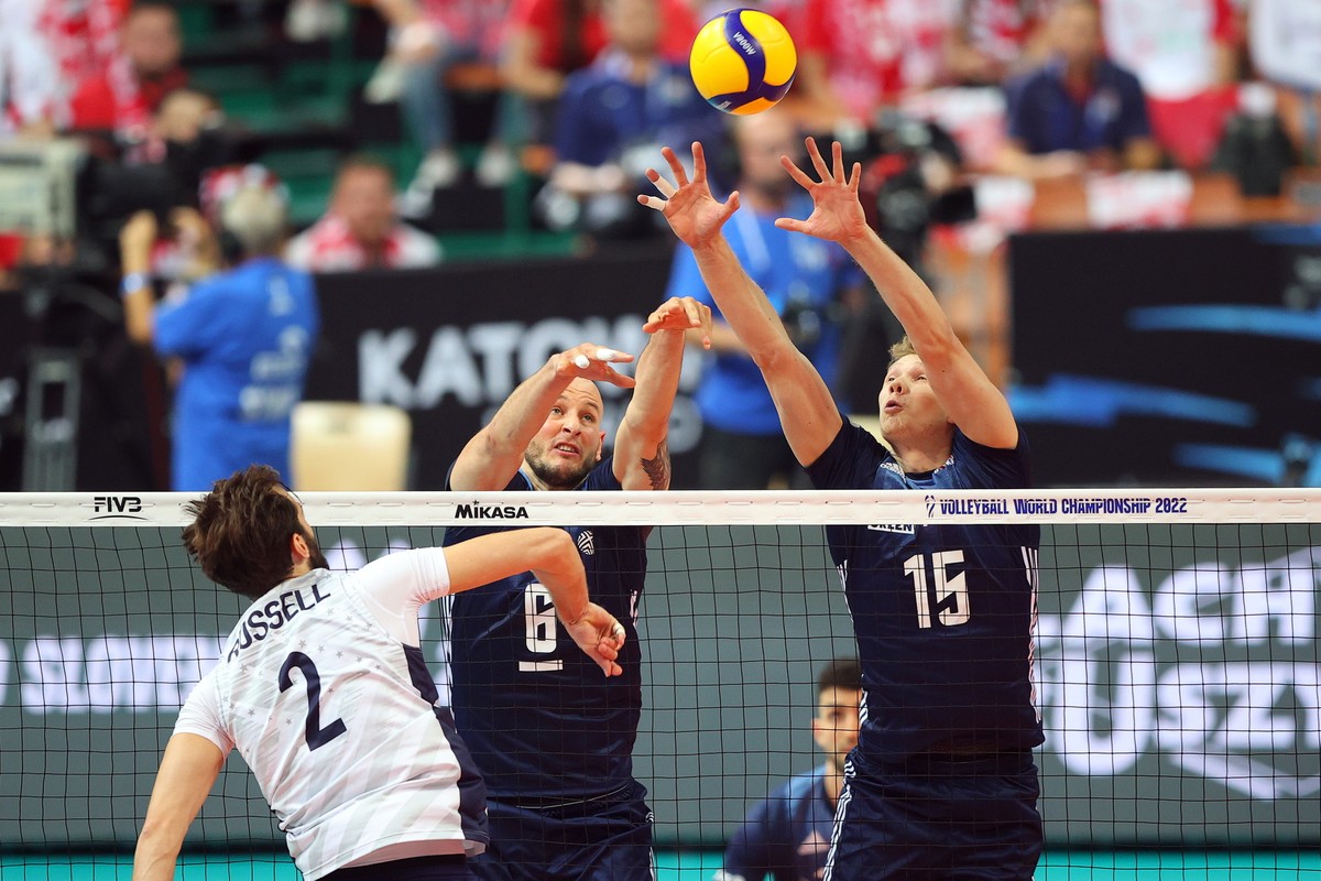 Zawodnicy reprezentacji Polski Bartosz Kurek (C) i Jakub Kochanowski (P) oraz Aaron Russell (L) z USA podczas meczu grupy C mistrzostw świata siatkarzy w Katowicach