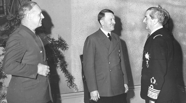 Adolf Hitler és Horthy Miklós (jobbra) Joachim von Ribbentrop külügyminiszterrel / Fotó: Northfoto