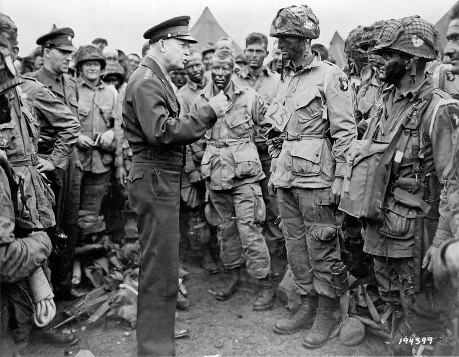 Dwight Eisenhower rozmawia z żołnierzami kompanii E 502. Pułku Spadochronowego 101. Dywizji Powietrznodesantowej w przeddzień lądowania w Normandii