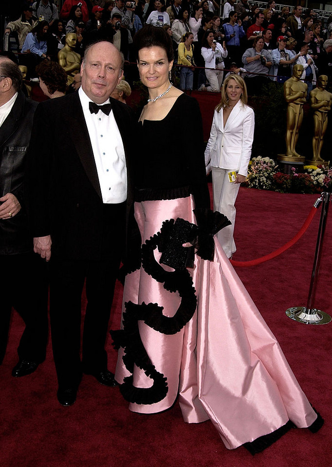 Tomasz Starzewski - brytyjski projektant polskiego pochodzenia, który ubierał sławy m.in. księżną Dianę (na zdjęciu: Julian Fellowes z żoną na 74. gali rozdania Oscarów)