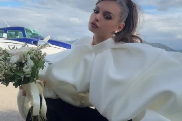 MATURANTKINJA IZ PODGORICE obukla LAŽNI VEŠ PREKO PANTALONA: Kad je ustala, pokazala STAJLING kakav se ne viđa često na MATURAMA - isti brend nosi i Nataša Bekvalac