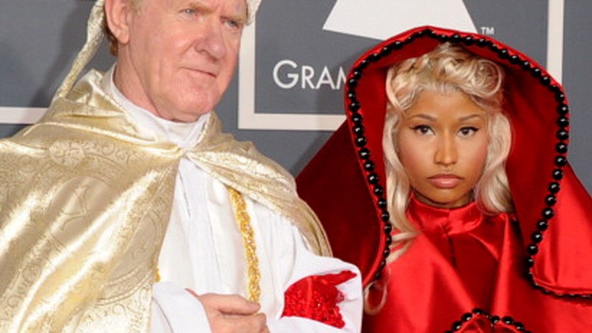 Po prowokacyjnym występie na rozdaniu nagród Grammy, raperką Nicki Minaj zainteresowała się Amerykańska Liga Katolicka. Podczas koncertu znana z szokujących fryzur oraz strojów artystka udawała osobę opętaną przez szatana. Na galę przyszła w towarzystwie "papieża".