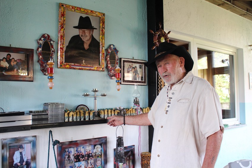 Stojan-Janjic-Keli-iz-Razboja-pokazuje-eliksir-snage-foto-Milan-Pilipovic