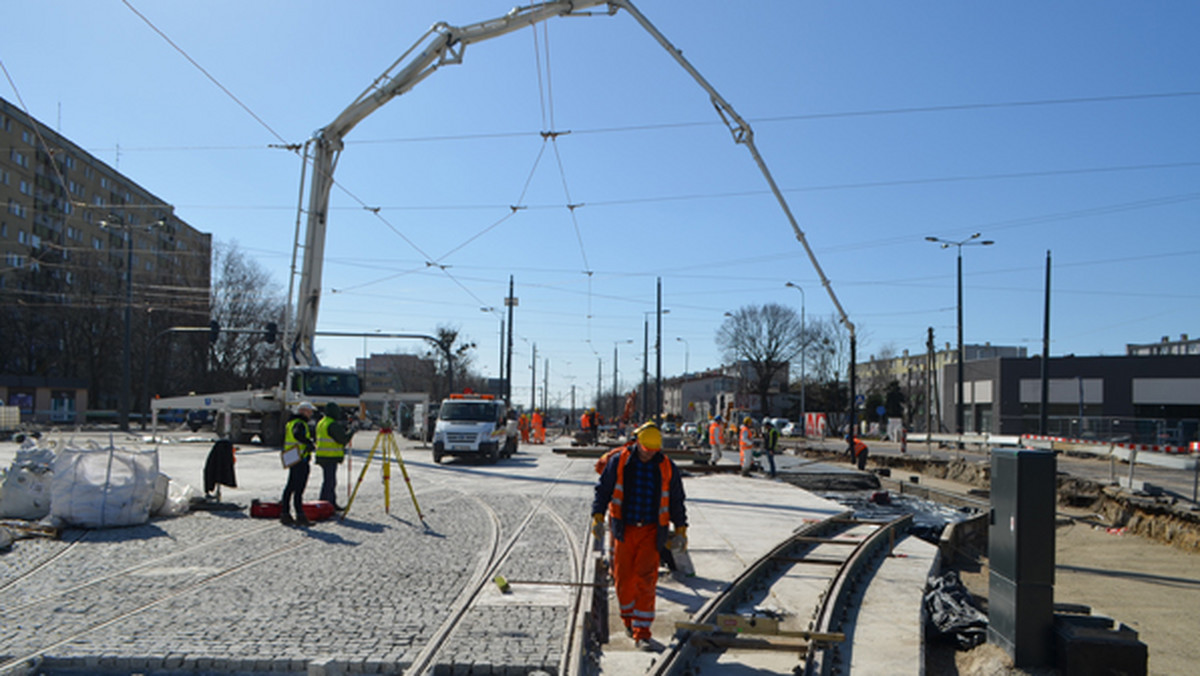 Dwa miesiące później niż przewidywano, wykonawca, firma Strabag, kończy remont na zbiegu Dąbrowskiego i Śmigłego-Rydza. Kierowcy mogą jechać przez skrzyżowanie wyłącznie na wprost, skręty zostaną przywrócone w drugiej połowie czerwca.