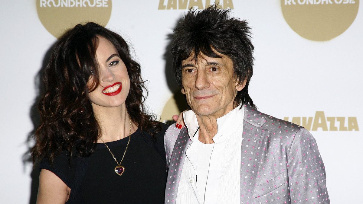 Ronnie Wood nie mógł sobie wymarzyć lepszego prezentu na 69. urodziny. Jego żona w poniedziałek urodziła bliźniaczki. "Dzieci mają się świetnie", czytamy w oświadczeniu rzecznika pary. Gratulacje!