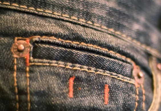 Małe guziczki w kieszonkach dżinsów – nareszcie wiemy, do czego służą