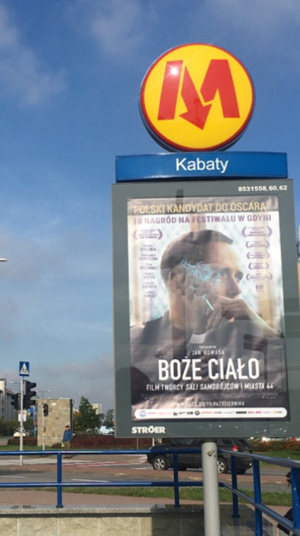 Reklama "Bożego Ciała" przy stacji metra w Warszawie