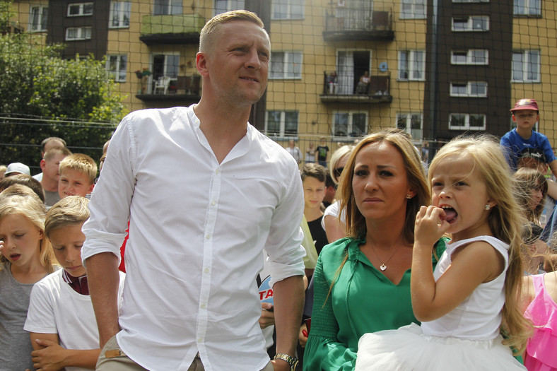 Kamil i Marta Glik podczas otwarcia boiska w Jastrzębiu-Zdroju, na które piłkarz przeznaczył 150 tys. zł