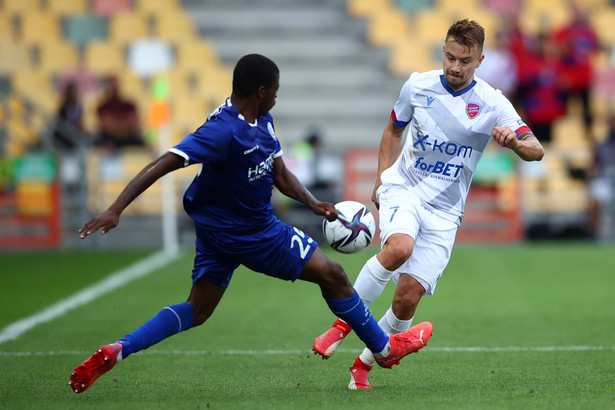 Zawodnik Rakowa Częstochowa Fran Tudor (P) i Nurio Fortuna (L) z KAA Gent podczas pierwszego meczu 4. rundy eliminacji piłkarskiej Ligi Konferencji