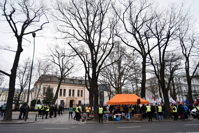 Dziwaczna pikieta pod Trybunałem. Dlaczego się tak przebrali?