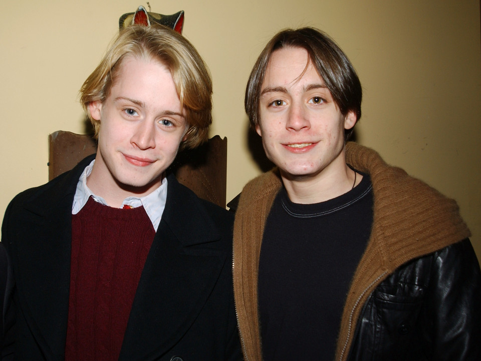 Macaulay Culkin i jego brat Kieran w 2001 r.