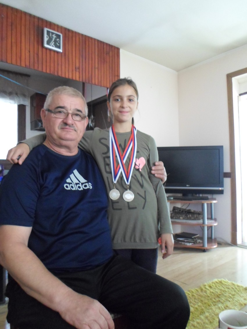 Za svaku medalju i odličan uspeh sledi poklon:Čika Mića sa Cvijom 