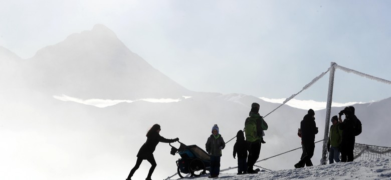 Pierwszy śnieg na Kasprowym Wierchu i w Beskidach. GOPR ostrzega: Warunki turystyczne są trudne