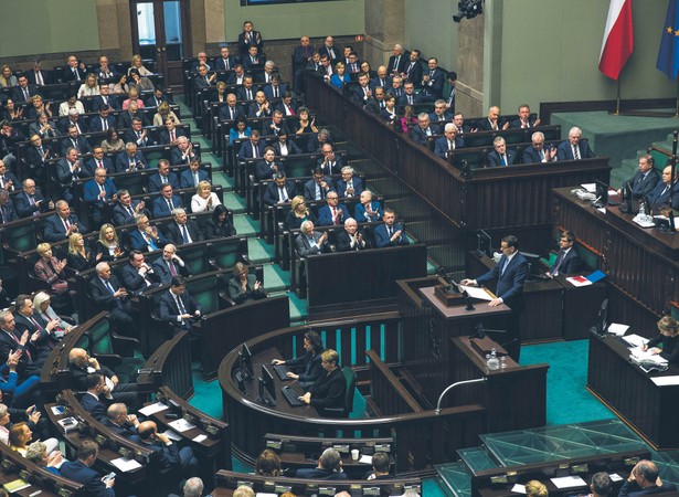 Ciepła woda Morawieckiego i pierwszy zimny prysznic w Sejmie