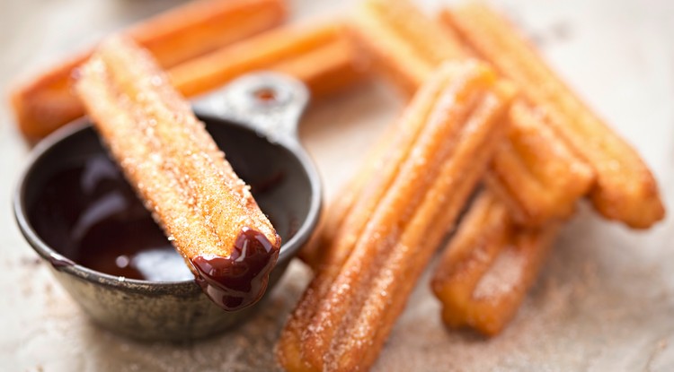 Jöhet egy elképesztően ropogós churros recept narancsos csokiöntettel? Naná, most azonnal!