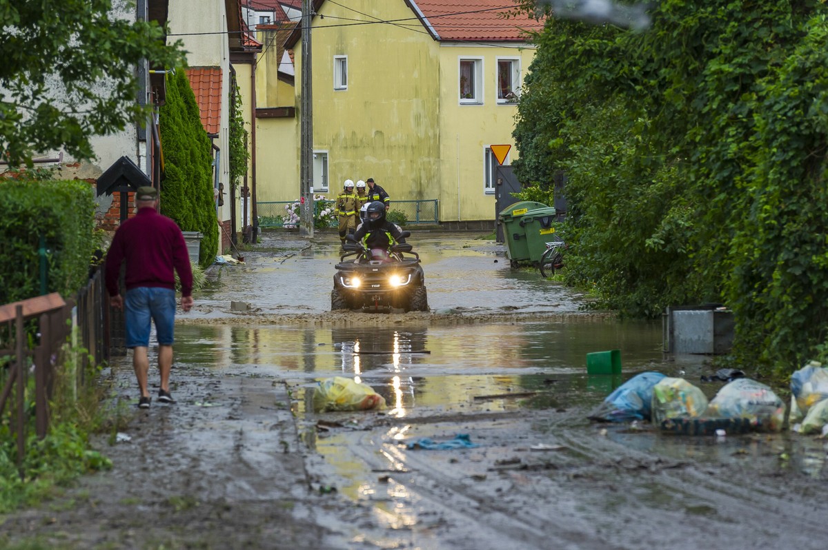 Wał przerwany, powódź na Żuławach. Wody Polskie winę zrzucają na bobry, rolnicy na Wody Polskie