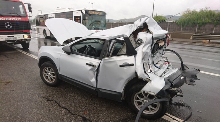 Óriási baleset az M1-M7 bevezető szakaszán - Távolsági busz darálta le a  személyautót - Blikk