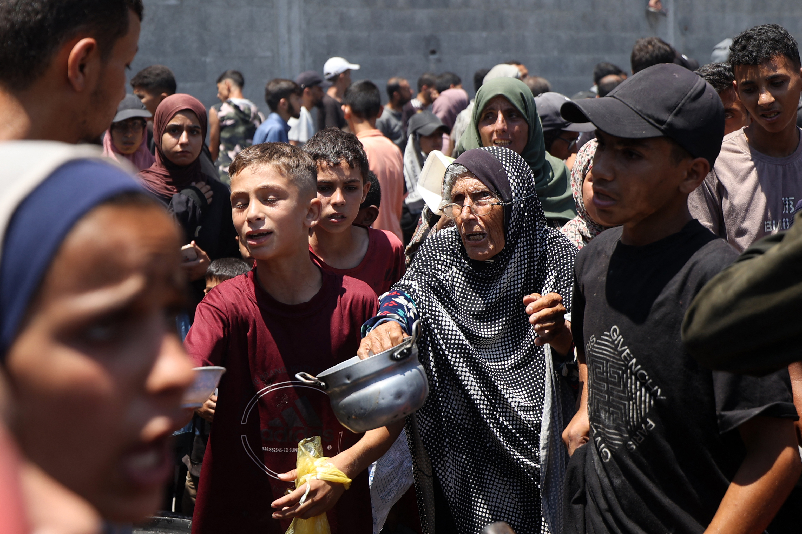 Gaza: 39 morti in attacchi israeliani vicino centri aiuti