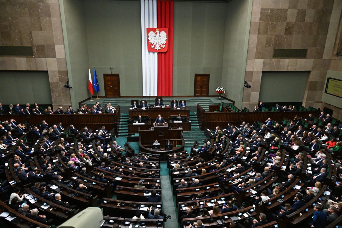 Nowy sondaż partyjny. Konfederacja depcze po piętach PiS