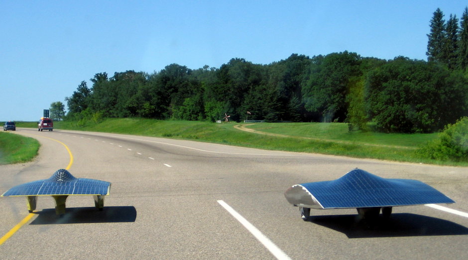 Samochody zasilane energią słoneczną z uniwersytetów Michigan i University of Minnesota zmierzają w stronę mety wyścigu North American Solar Challenge