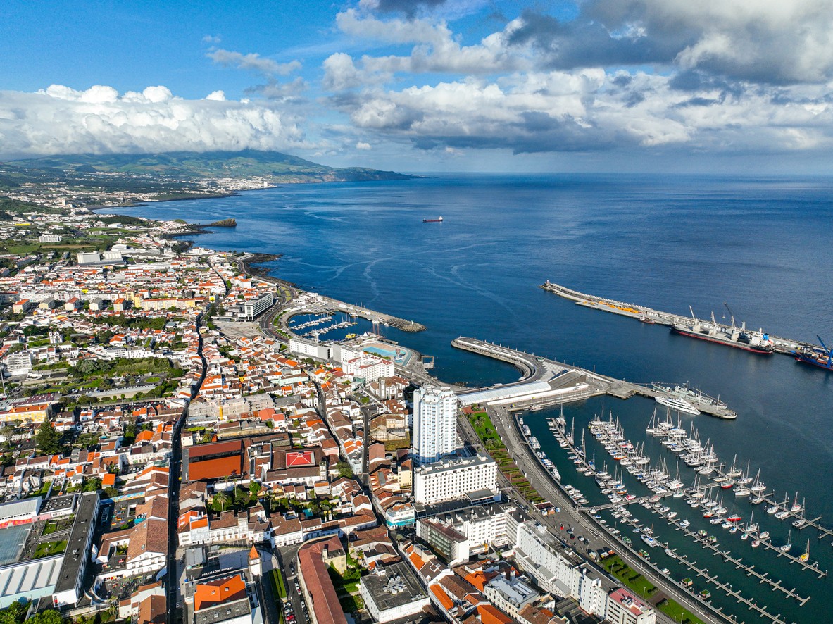 Mesto Ponta Delgada obklopené Atlantikom.