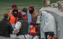 Migranci przeprawiają się przez kanał La Manche mimo mrozów