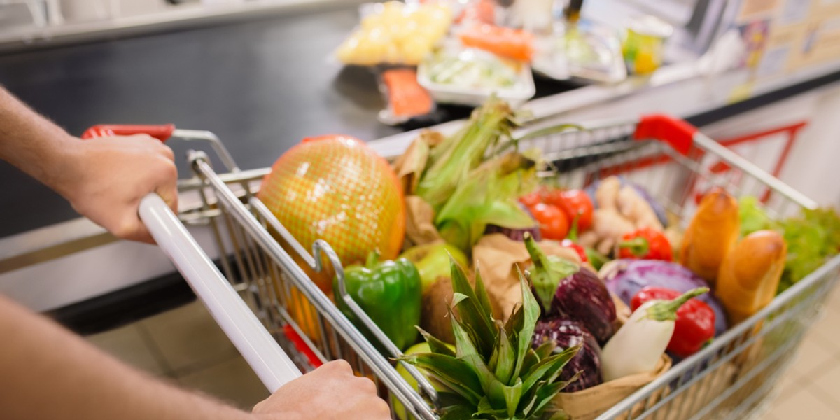 Najtańszą siecią w skali roku okazał się Auchan, choć odnotowano tam wzrost cen w miesiącach wakacyjnych. W dalszej kolejności, ale wciąż poniżej mediany, uplasowały się odpowiednio Kaufland, Biedronka, Tesco, Carrefour. 