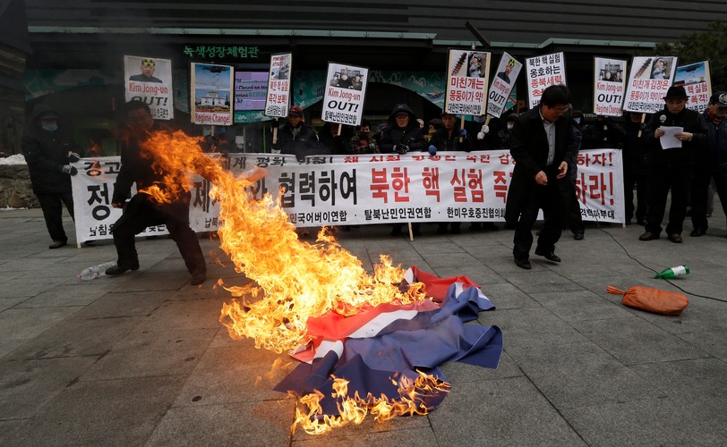 Mieszkańcy Seulu palą flagę Korei Północnej
