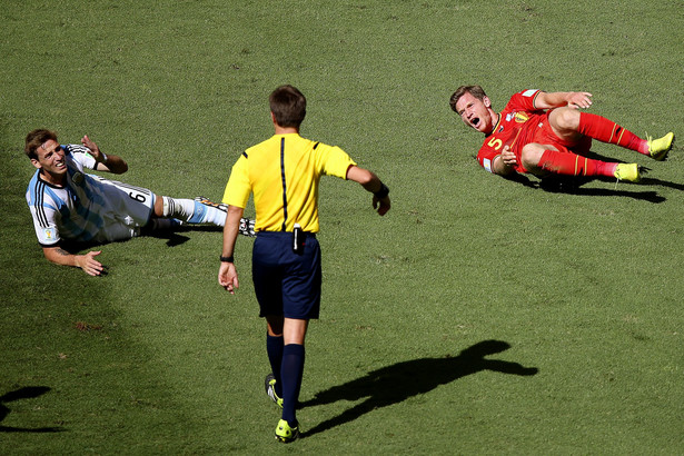 FIFA zabroniła sędziom szastać kartkami na mundialu