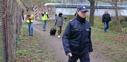 Upchnął ciało z workiem na głowie do walizki. Tak ją wyrzucał