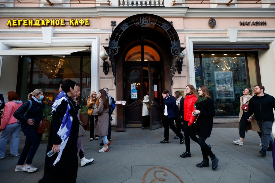 Ljudi šetaju ulicama Moskve