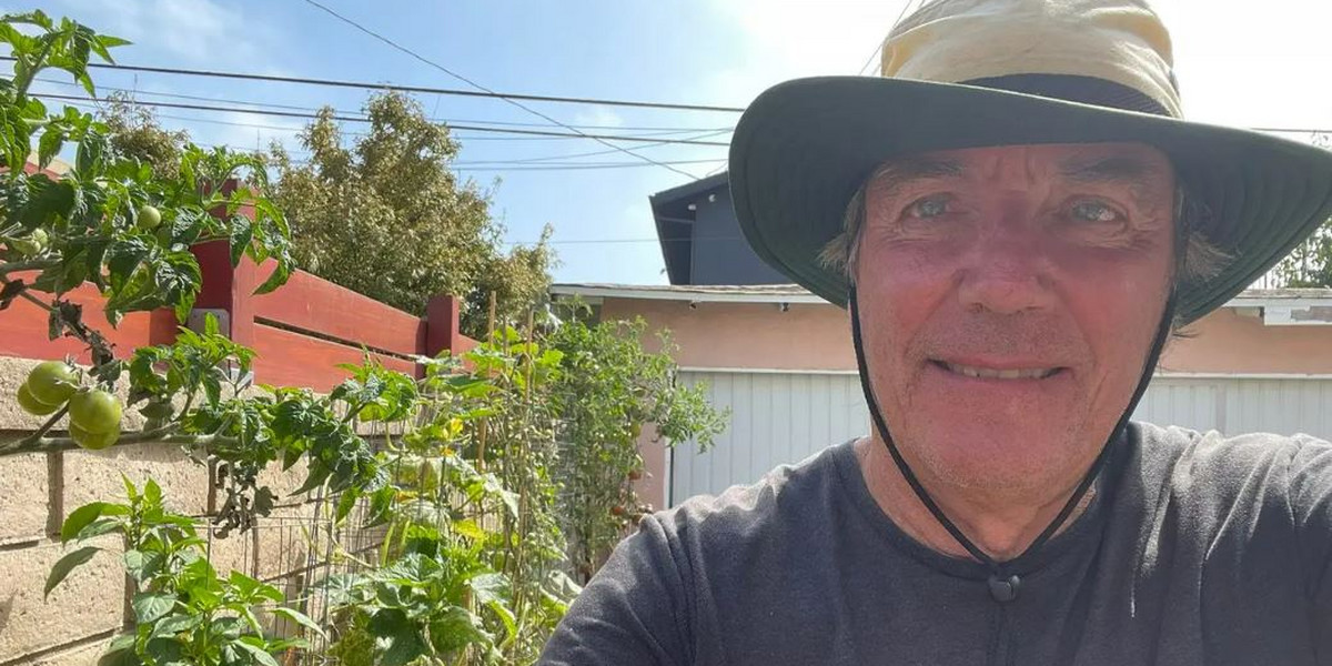 Jim Perkins uprawia owoce i warzywa na przydomowym ogródku.