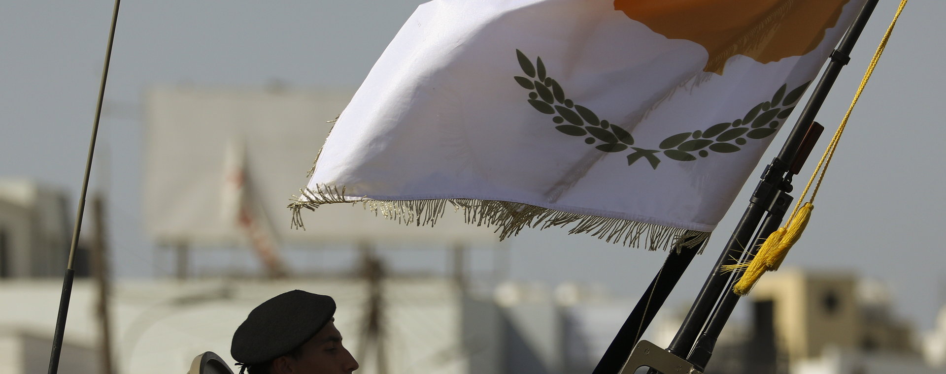 Żołnierz w transporterze opancerzonym, podczas dorocznej parady wojskowej z okazji Dnia Niepodległości Cypru.