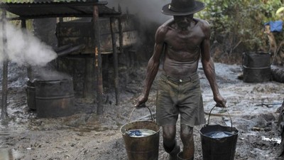 JTF hands over suspected oil thieves to NSCDC in Delta. [aljazirahnews]