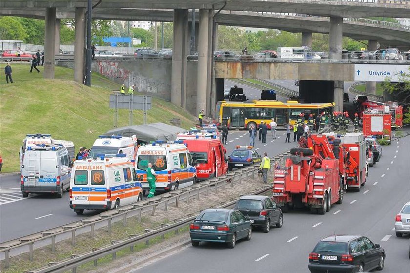 Zarzuty dla kierowcy autobusu, który zsunął się ze skarpy