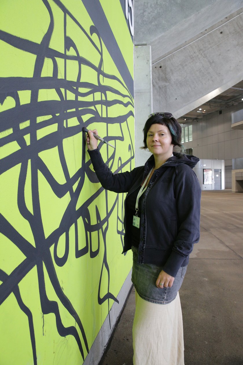 Anna Biela (33 l.), artystka z wrocławskiej ASP maluje mural na Stadionie Wrocław