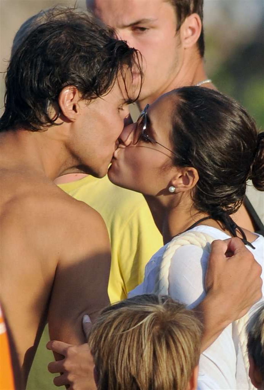 Rafael Nadal całuje swoją dziewczynę