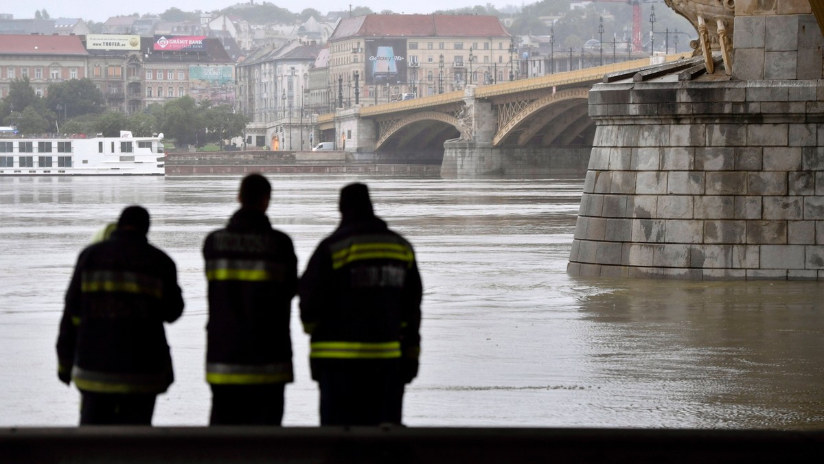 Trwa akcja poszukiwawcza po wczorajszym zatonięciu statku wycieczkowego w Budapeszcie. Szanse znalezienie zaginionych pasażerów są jednak coraz mniejsze. Tymczasem sześć uratowanych osób już wyszło ze szpitali.